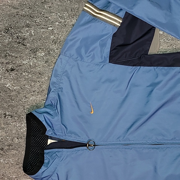 Vintage. 90s. Nike. Full-zip windbreaker. Like-new. Men's size Large. - Picture 6 of 16